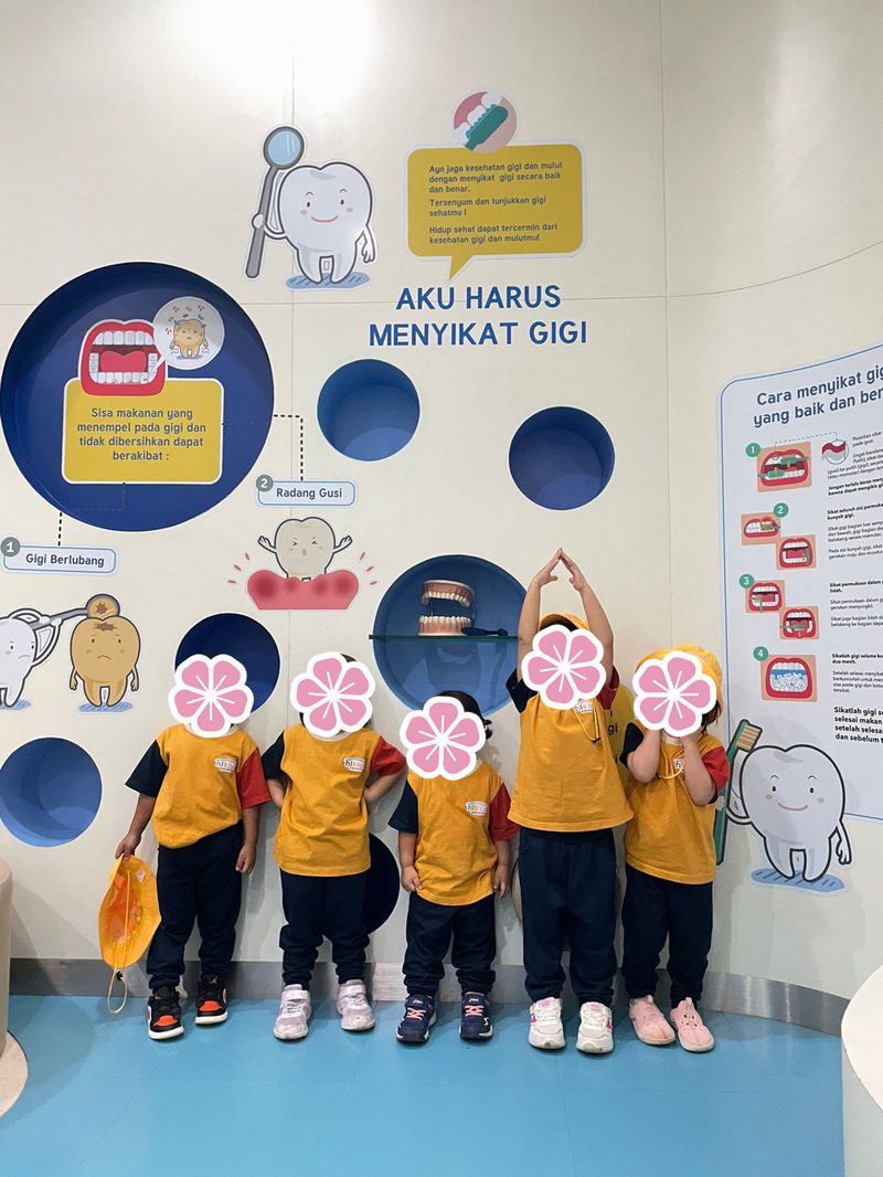 Anak-anak mengamati model edukasi kesehatan gigi di museum