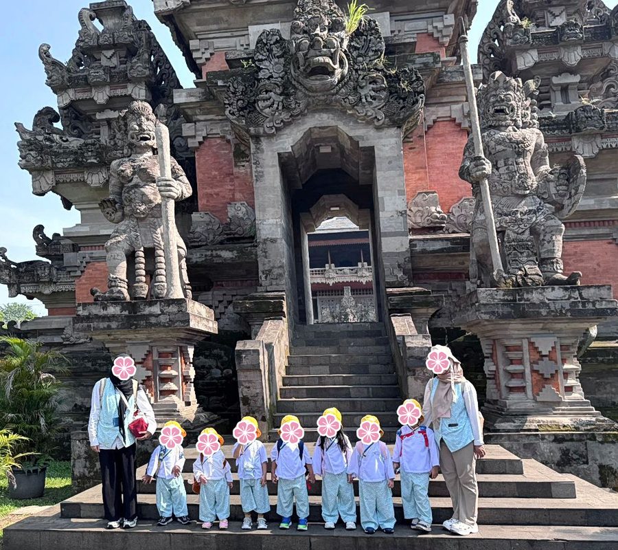 Anak-anak bertopi kuning mengunjungi situs budaya