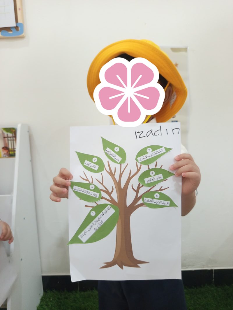 Anak menunjukkan hasil karya pohon silsilah keluarga