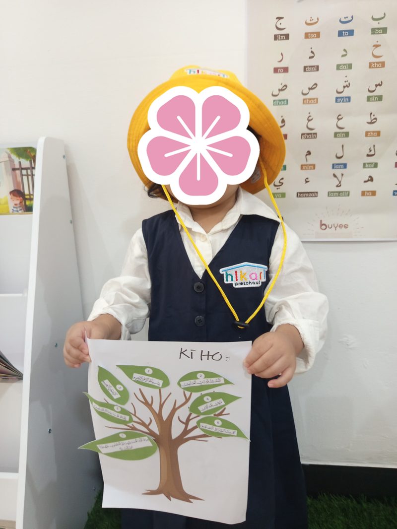 Anak mempresentasikan karya pohon silsilah keluarganya