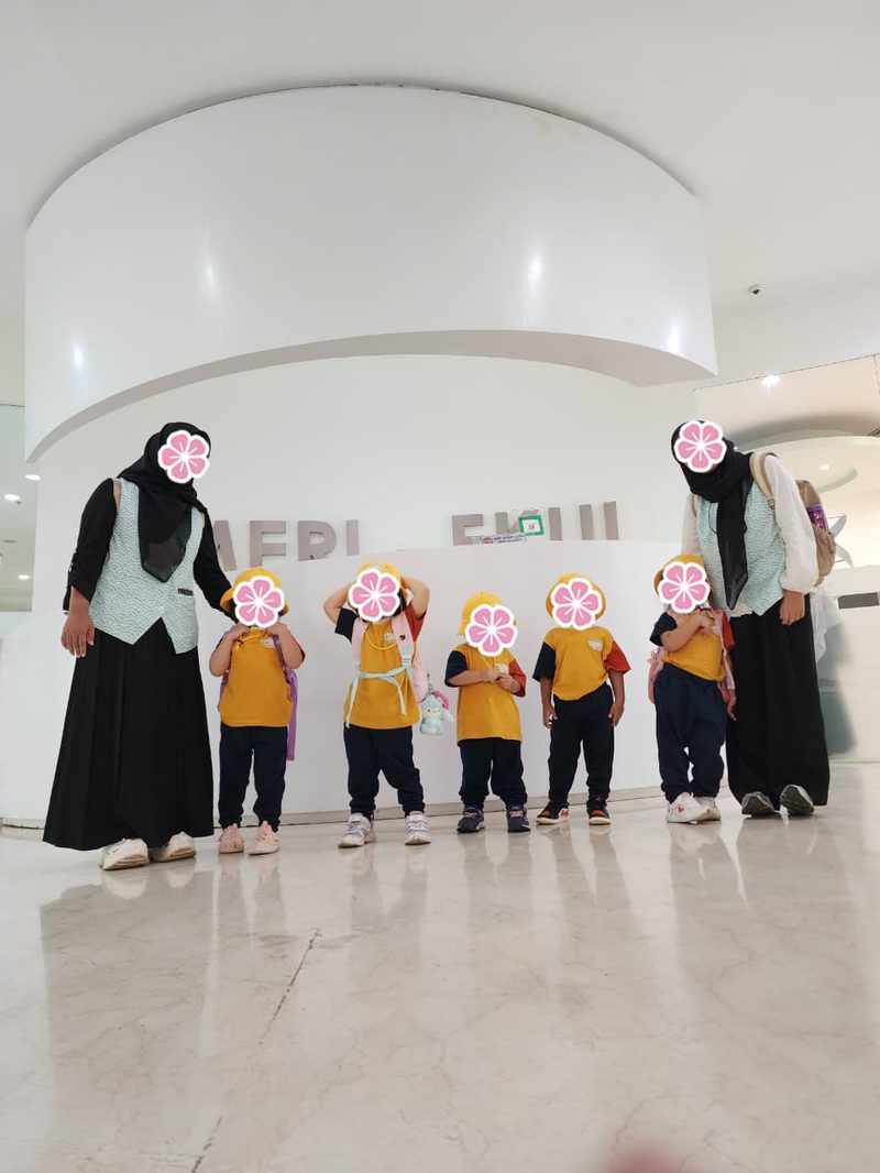Guru mendampingi anak-anak dalam kunjungan edukasi