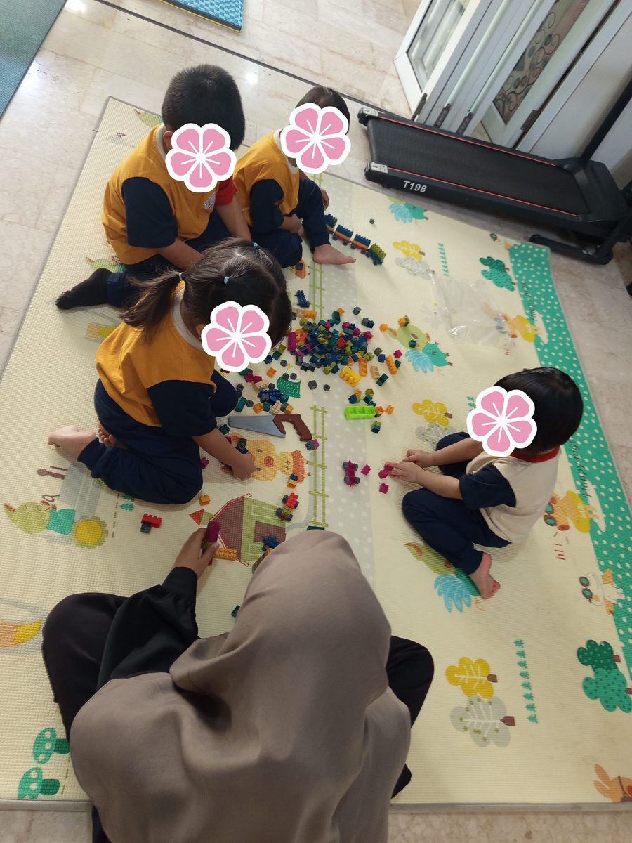 Anak-anak bermain menyusun balok bersama secara berkelompok