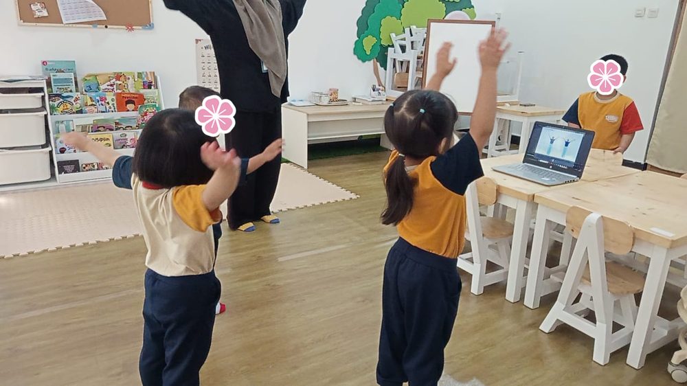 Anak-anak HIKARI melakukan senam taiso pagi di kelas